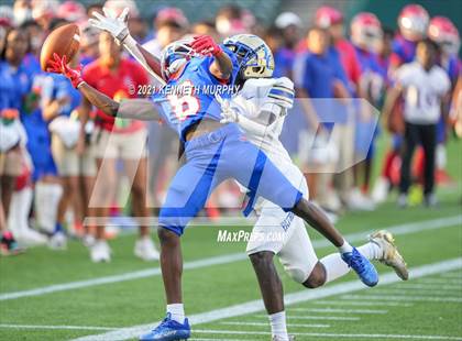 Thumbnail 2 in Sam Houston vs Lakeview Centennial photogallery.