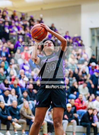 Thumbnail 2 in Lake Stevens vs. Issaquah (WIAA 4A Opening Round) photogallery.