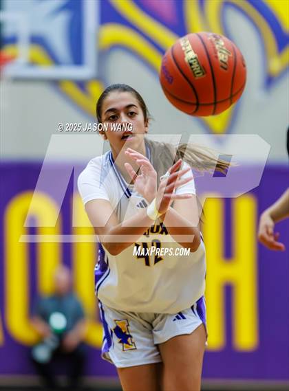 Thumbnail 2 in Lake Stevens vs. Issaquah (WIAA 4A Opening Round) photogallery.