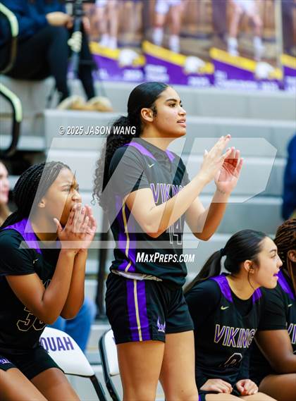Thumbnail 2 in Lake Stevens vs. Issaquah (WIAA 4A Opening Round) photogallery.