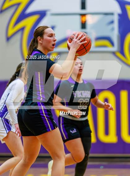 Thumbnail 1 in Lake Stevens vs. Issaquah (WIAA 4A Opening Round) photogallery.