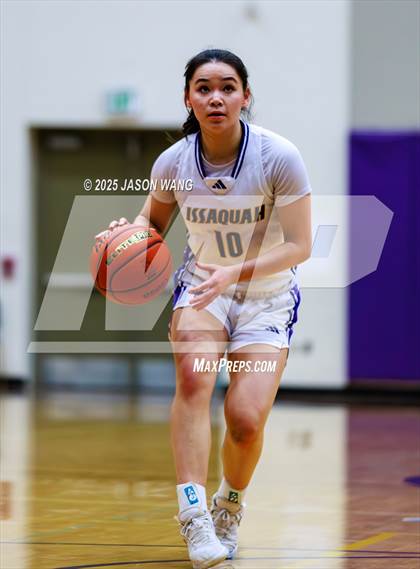 Thumbnail 1 in Lake Stevens vs. Issaquah (WIAA 4A Opening Round) photogallery.