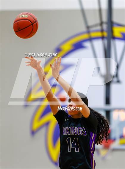 Thumbnail 1 in Lake Stevens vs. Issaquah (WIAA 4A Opening Round) photogallery.