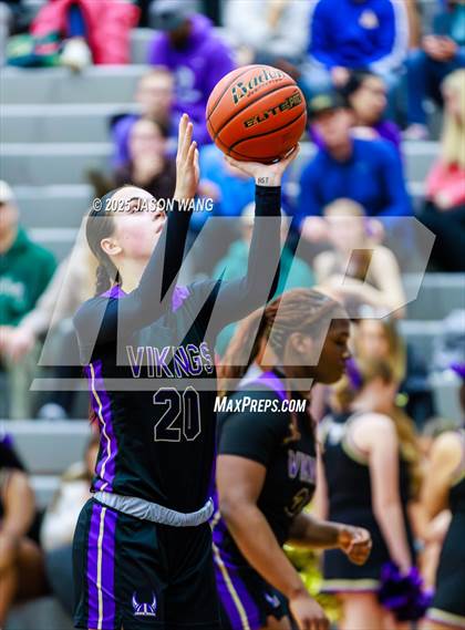 Thumbnail 3 in Lake Stevens vs. Issaquah (WIAA 4A Opening Round) photogallery.