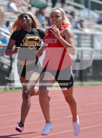 Thumbnail 2 in NJSIAA Track and Field Sectionals North 2 (Groups 1 and 4 - Girls) photogallery.