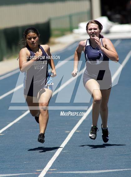 Thumbnail 2 in University Bulldog Invitational photogallery.