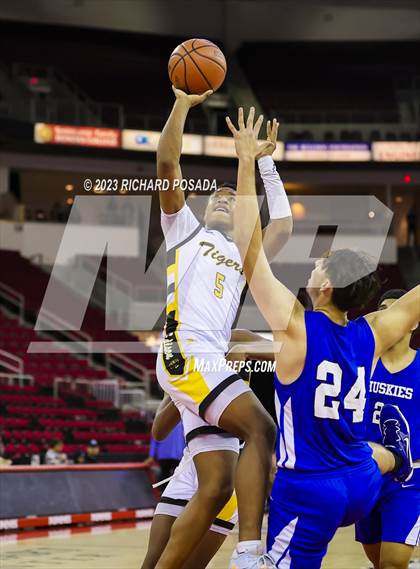 Thumbnail 2 in Edison vs. Hanford West photogallery.
