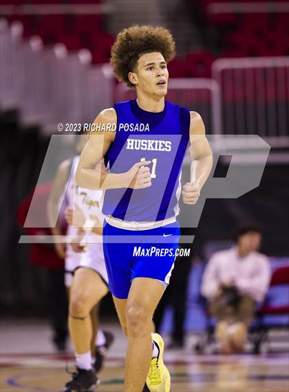 Thumbnail 2 in Edison vs. Hanford West photogallery.