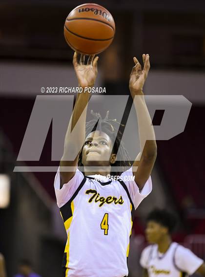 Thumbnail 3 in Edison vs. Hanford West photogallery.