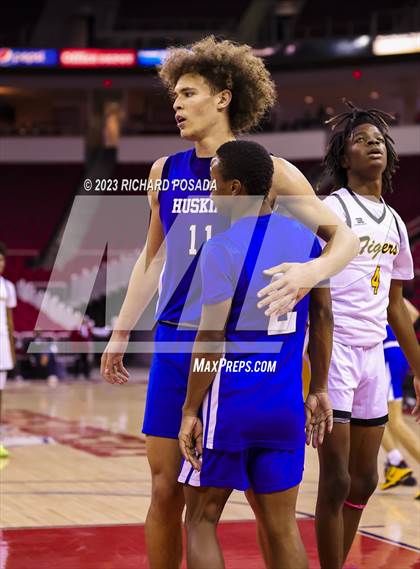 Thumbnail 2 in Edison vs. Hanford West photogallery.