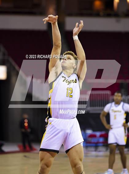 Thumbnail 2 in Edison vs. Hanford West photogallery.