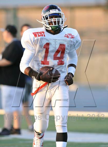 Thumbnail 3 in 605 All-Star Football Game photogallery.