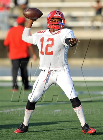 Thumbnail 1 in 605 All-Star Football Game photogallery.