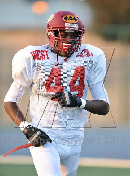 Thumbnail 1 in 605 All-Star Football Game photogallery.