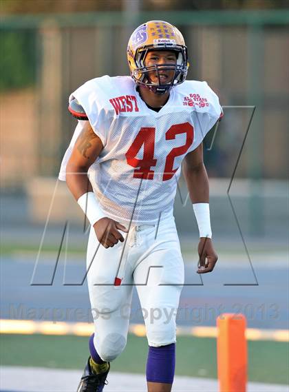 Thumbnail 2 in 605 All-Star Football Game photogallery.