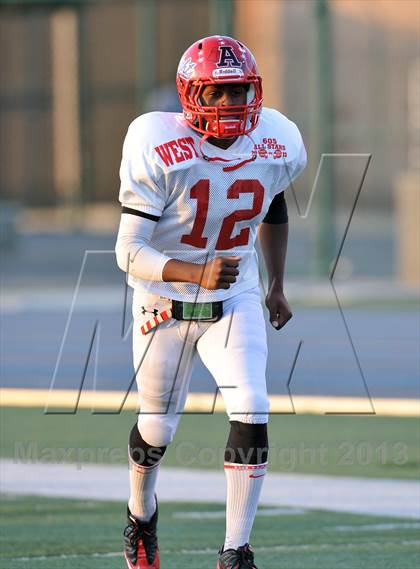 Thumbnail 1 in 605 All-Star Football Game photogallery.