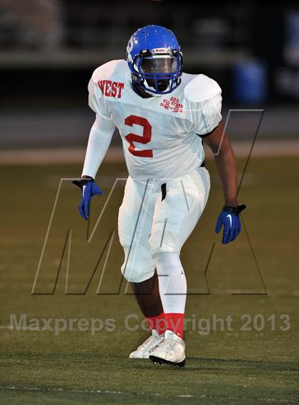 Thumbnail 2 in 605 All-Star Football Game photogallery.