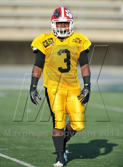 Thumbnail 1 in 605 All-Star Football Game photogallery.