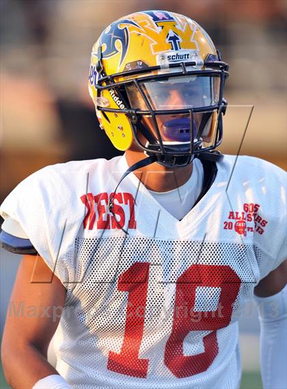 Thumbnail 2 in 605 All-Star Football Game photogallery.
