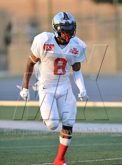 Thumbnail 2 in 605 All-Star Football Game photogallery.