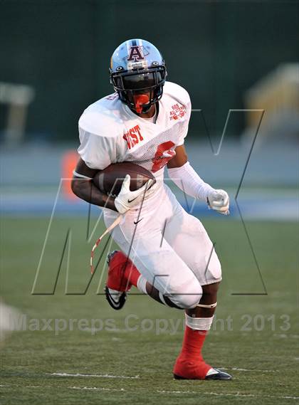 Thumbnail 2 in 605 All-Star Football Game photogallery.