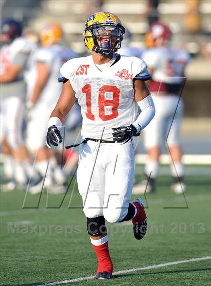 Thumbnail 1 in 605 All-Star Football Game photogallery.