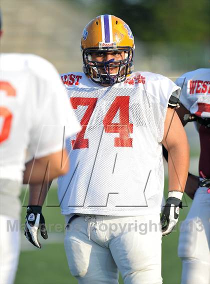 Thumbnail 1 in 605 All-Star Football Game photogallery.