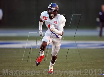 Thumbnail 2 in 605 All-Star Football Game photogallery.