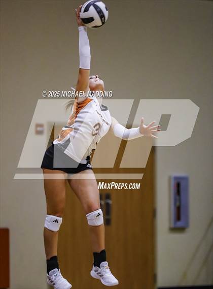 Thumbnail 1 in Hardin vs Warren (UIL Volleyball 3A DII Bi-District) photogallery.