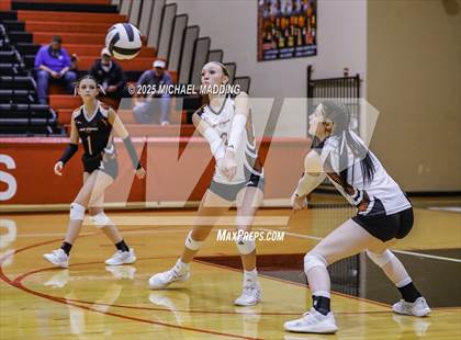 Thumbnail 1 in Hardin vs Warren (UIL Volleyball 3A DII Bi-District) photogallery.