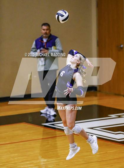 Thumbnail 1 in Hardin vs Warren (UIL Volleyball 3A DII Bi-District) photogallery.