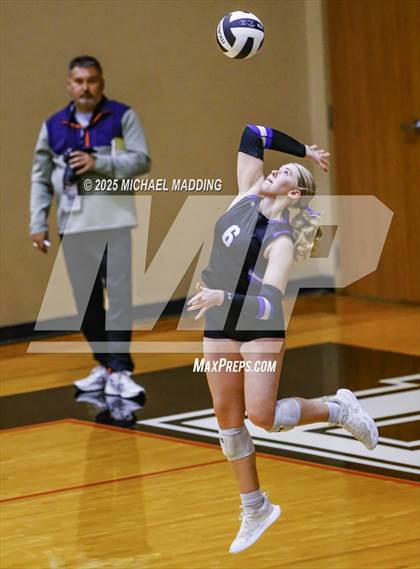 Thumbnail 3 in Hardin vs Warren (UIL Volleyball 3A DII Bi-District) photogallery.