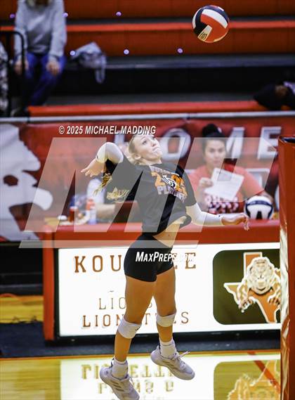 Thumbnail 3 in Hardin vs Warren (UIL Volleyball 3A DII Bi-District) photogallery.