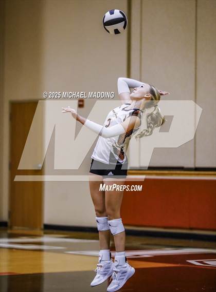 Thumbnail 1 in Hardin vs Warren (UIL Volleyball 3A DII Bi-District) photogallery.