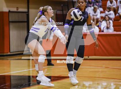 Thumbnail 1 in Hardin vs Warren (UIL Volleyball 3A DII Bi-District) photogallery.