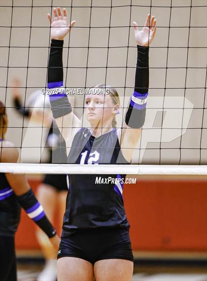 Thumbnail 3 in Hardin vs Warren (UIL Volleyball 3A DII Bi-District) photogallery.