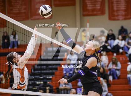 Thumbnail 1 in Hardin vs Warren (UIL Volleyball 3A DII Bi-District) photogallery.