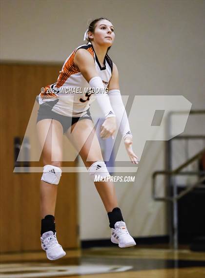 Thumbnail 1 in Hardin vs Warren (UIL Volleyball 3A DII Bi-District) photogallery.