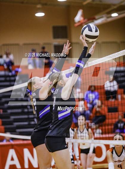 Thumbnail 1 in Hardin vs Warren (UIL Volleyball 3A DII Bi-District) photogallery.