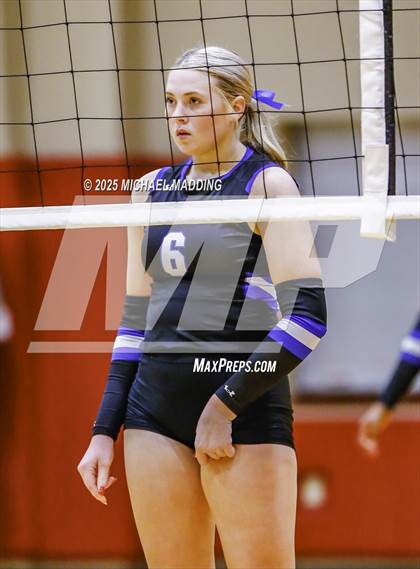 Thumbnail 1 in Hardin vs Warren (UIL Volleyball 3A DII Bi-District) photogallery.