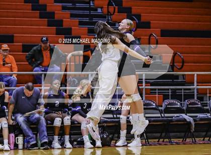 Thumbnail 3 in Hardin vs Warren (UIL Volleyball 3A DII Bi-District) photogallery.