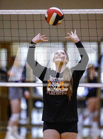 Thumbnail 3 in Hardin vs Warren (UIL Volleyball 3A DII Bi-District) photogallery.