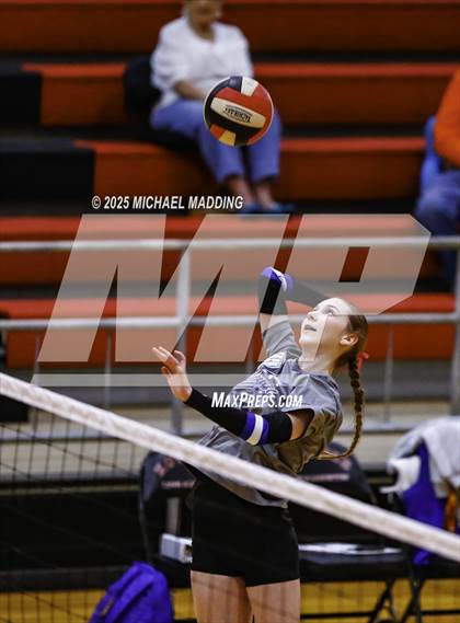 Thumbnail 2 in Hardin vs Warren (UIL Volleyball 3A DII Bi-District) photogallery.