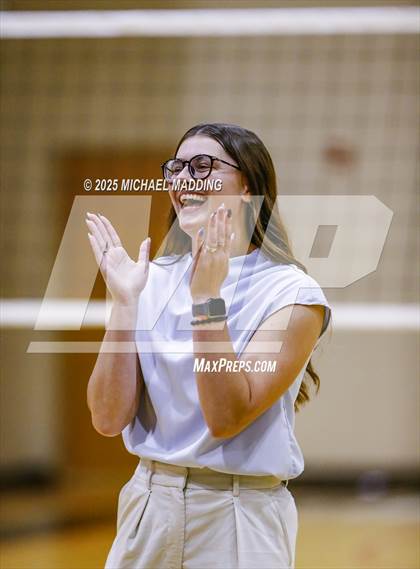 Thumbnail 1 in Hardin vs Warren (UIL Volleyball 3A DII Bi-District) photogallery.