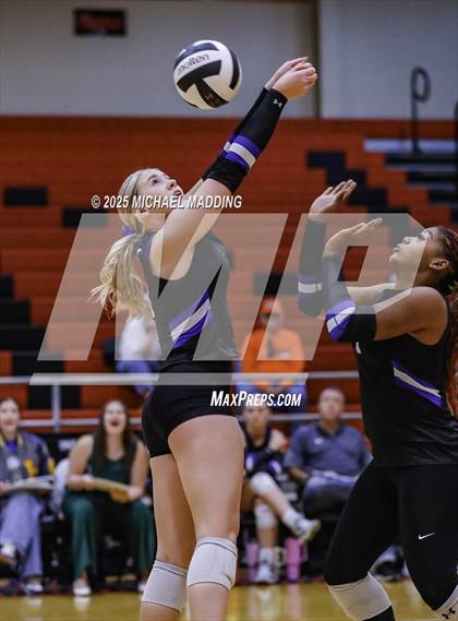 Thumbnail 1 in Hardin vs Warren (UIL Volleyball 3A DII Bi-District) photogallery.