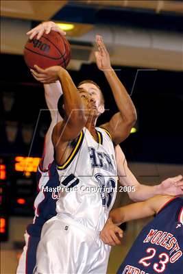 Thumbnail 2 in Modesto Chr. vs. Elk Grove (Hoops for Hungry) photogallery.