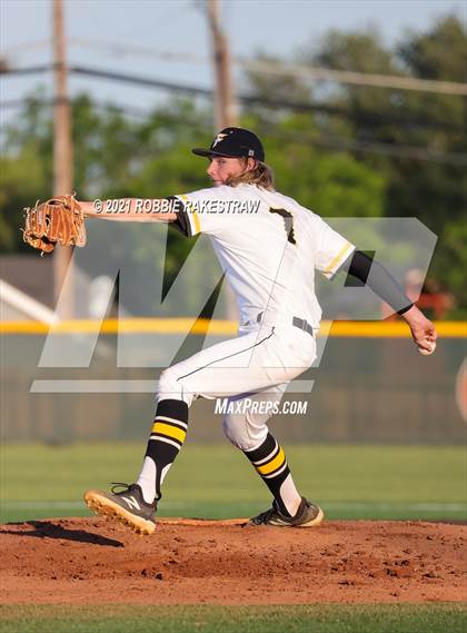 Thumbnail 2 in Corsicana vs. Forney (UIL 5A Bi-District) photogallery.