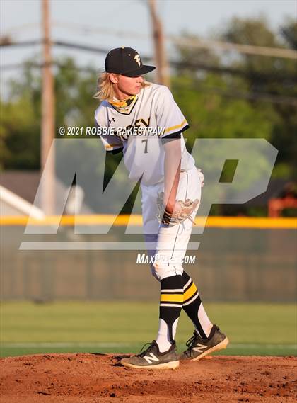 Thumbnail 2 in Corsicana vs. Forney (UIL 5A Bi-District) photogallery.