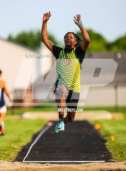 Thumbnail 3 in IHSAA Sectionals photogallery.