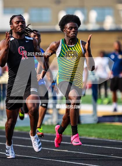 Thumbnail 2 in IHSAA Sectionals photogallery.